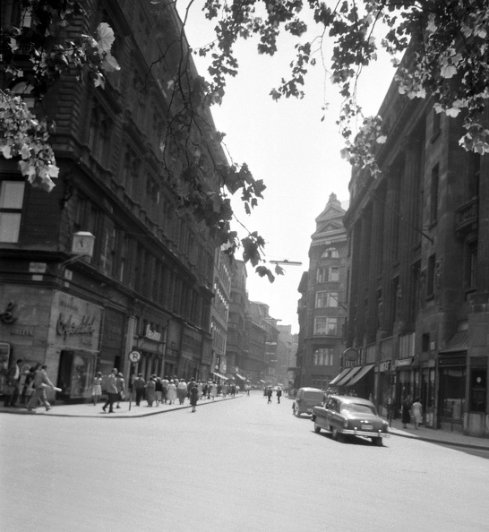 Váci utca a Vörösmarty tér felől fényképezve.