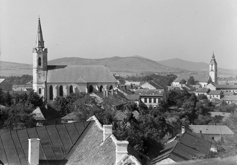 látkép a Rákóczi-várból, balra a Szent Erzsébet templom (Vártemplom), jobbra a református templom.