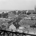 látkép a református templom tornyából, jobbra Szent Erzsébet templom (Vártemplom), háttérben a Rákóczi-vár.