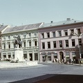 Széchenyi tér, jobbra a Király (Kossuth Lajos) utca torkolata.