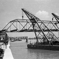 Bem rakpart, a Kossuth híd bontása. Az Ady Endre és Táncsics Mihály úszódaruk partra emelik a híd egyik medernyílásának vasszerkezetét.