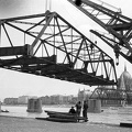 Bem rakpart, a Kossuth híd bontása. Úszódaruk partra emelik a híd egyik medernyílásának vasszerkezetét.