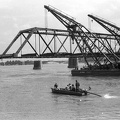 a Kossuth híd bontása. Az Ady Endre, Jókai Mór és Táncsics Mihály úszódaruk, a híd medernyílásának egyik vasszerkezetét viszik a Bem rakpartra.