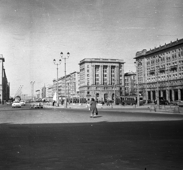 Alkotmány tér (Plac Konstytucji) az ulica Marszałkowska felé nézve.