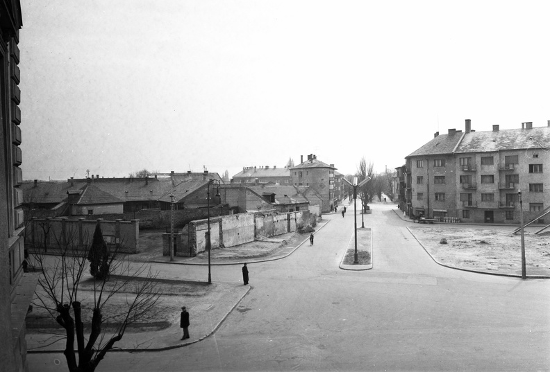 kilátás a Törvényszék épületéből, szemben a Várkörút, jobbra a Mátyás király körút, balra a Szekfű Gyula utca.