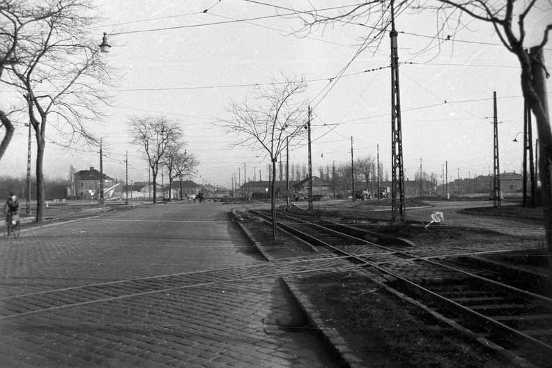 Üllői út (Vörös Hadsereg útja), balra a Ferihegyi repülőtérre vezető út torkolata, jobbra a Ferde utca (Ady Endre út) torkolata.