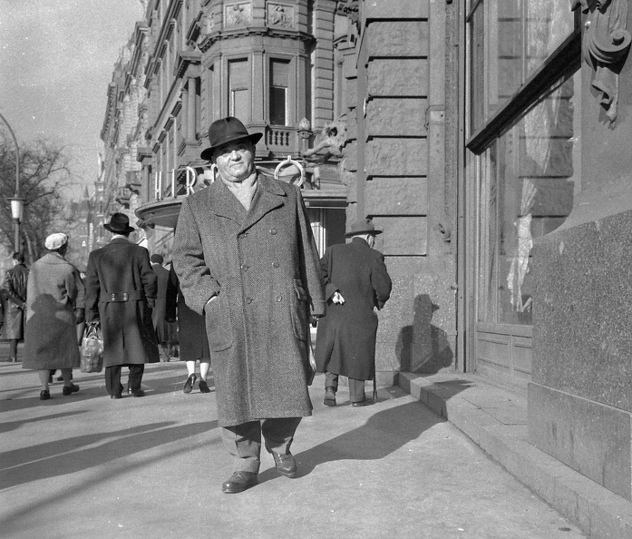 Erzsébet (Lenin) körút, Tompa (Pufi) Sándor színművész, a New York (Hungária) kávéház előtt.