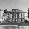 Klauzál tér, előtérben a Kossuth Lajos szobra (Róna József, 1902.), mögötte a Virág cukrászda terasza.