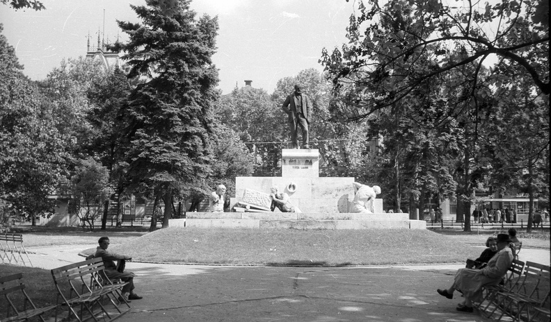 Széchenyi tér, Tisza Lajos szobra (Fadrusz János és Rollinger Gál Rezső, 1904.).