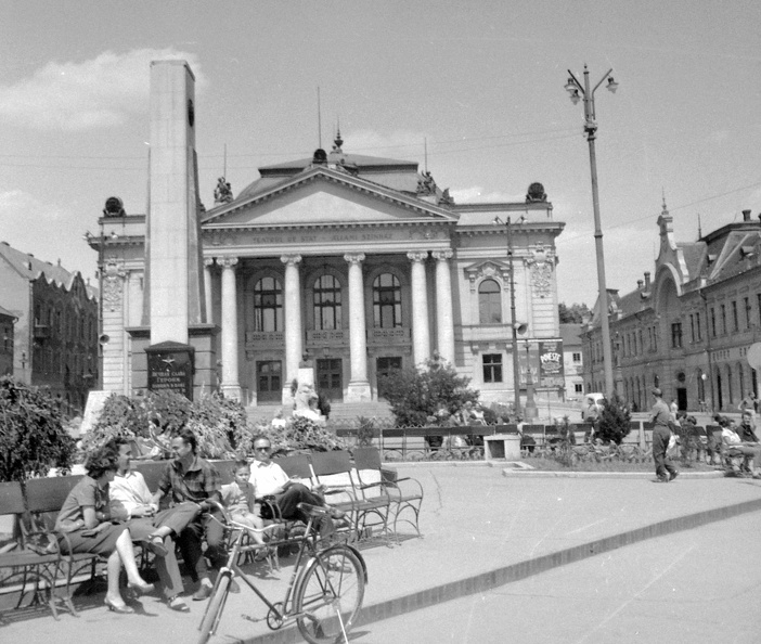 Bémer tér (Piata Regele Ferdinand I), Szigligeti színház.