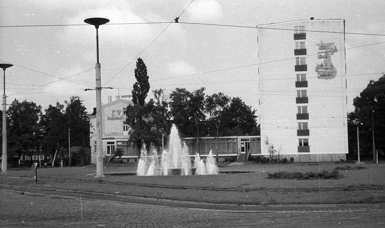 Konrad Adenauer (Bahnhofsvor) Platz a pályaudvar előtt, szemben a Bahnhof Hotel.