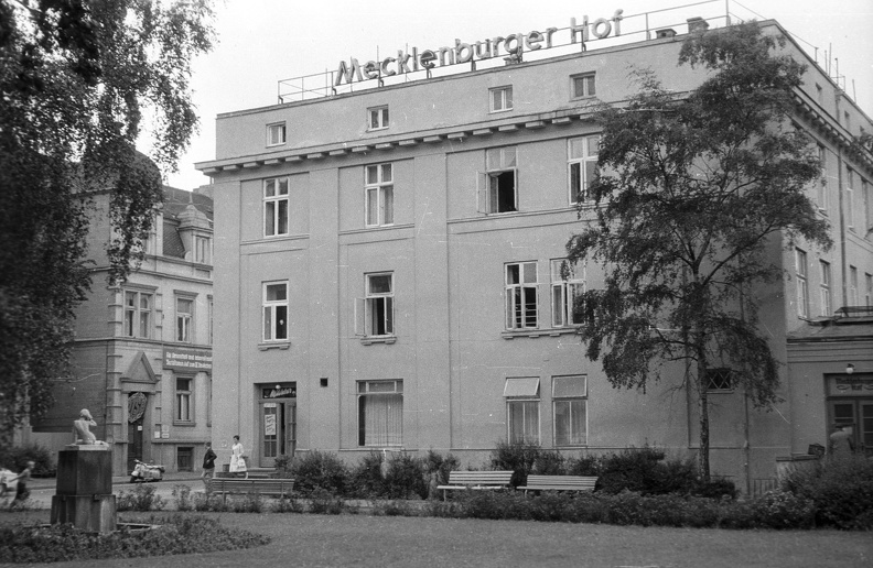 Rosengarten, Mecklenburger Hof szálloda. Balra az August-Bebel-Strasse, előtérben a Kagylóhallgató szobor.