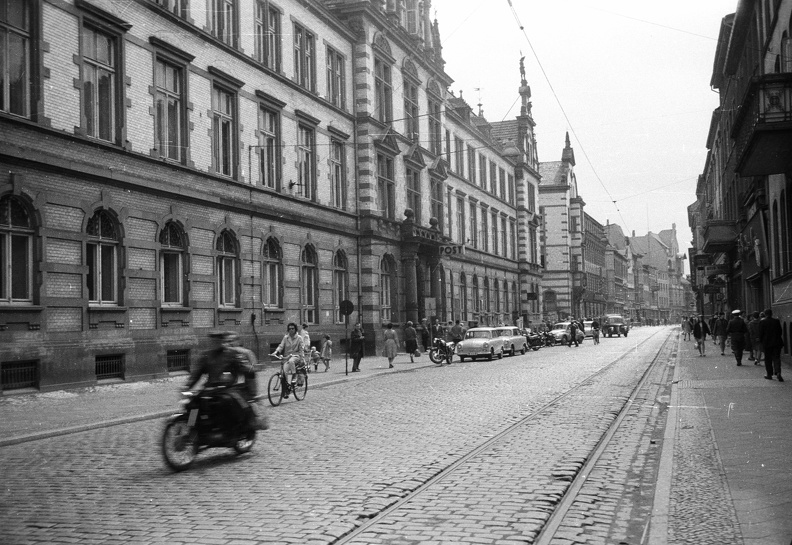 Mecklenburgstrasse (Strasse der Nationalen Einheit), balra a Főposta.