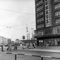 Kelet-Berlin, Alexanderplatz az Alexanderhaus előtt, háttérben a Karl Marx Allee.
