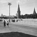 Szofijszkaja rakpart, balra a a Moszkva folyón átívelő Bolsoj Kamennij híd. Jobbra a Kreml tornyai, a Vodovzvodnaja és a Borovickaja.