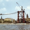 az Erzsébet híd építése a Dunáról a pesti hídfő felé nézve.