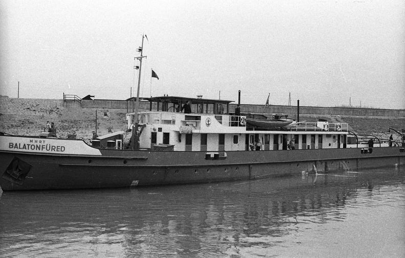 Duna, a kikötőben a Balatonfüred motoros vontatóhajó.
