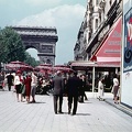 Avenue des Champs-Élysées a Diadalív felé nézve.