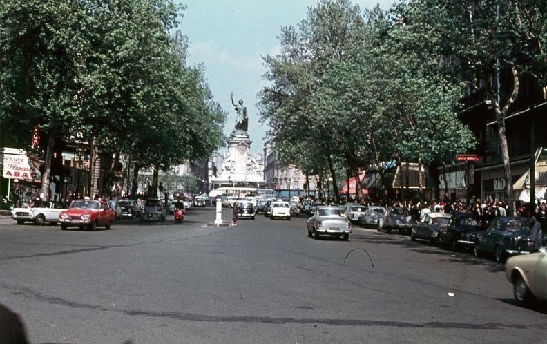 Rue du Temple a Place de la République felé nézve. Középen a Monument à la République.