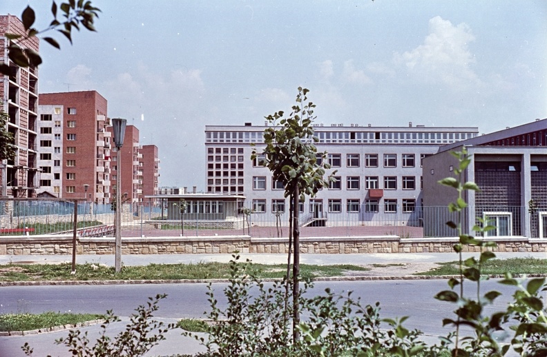 Mecsekaljai iskola, Bánki Donát utca 2., balra a Zipernovszy Károly utca házai.