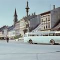 Várkerület, középen a Mária-oszlop, háttérben a Szent György-templom tornya. Ikarus 55 autóbusz.