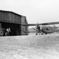 Polikarpov Po-2 típusú repülőgép a hangár előtt.
