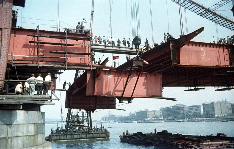 az Erzsébet híd építése, úszódaruk emelik be az utolsó pályaegységet a budai hídfőnél.