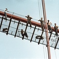 az Erzsébet híd építése, a szerelőszőnyegről figyelik a munkások az utolsó pályaegység beemelését.