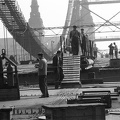 az épülő Erzsébet híd budai kapuzatánál az utolsó pályaegység beemelése előtt.