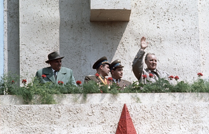 Ötvenhatosok tere (Felvonulási tér), május 1-i felvonulás. Balról: Dobi István, közvetlen mellette Adrian Nyikolajev szovjet űrhajós, Kádár János.