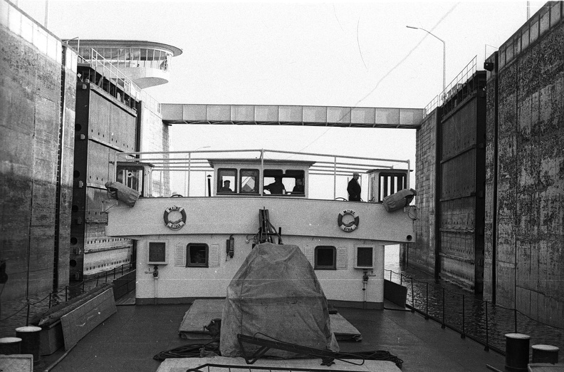 az Etele áruszállító hajó zsilipelése az Ybbs-Persenbeug erőműnél a Dunán.