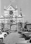 Piazza di Santa Croce, a Santa Croce főhomlokzata előtérben a Dante-emlékmű.