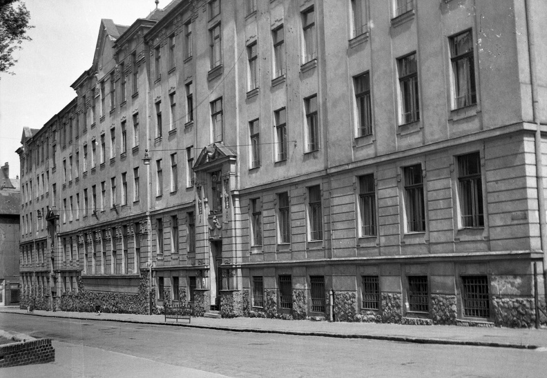 Jurányi utcai iskola, ekkor a Hámán Kató leánygimnázium és Földes Ferenc közgazdasági technikum volt az épületben.
