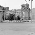 Kelet-Berlin, a Reichstag a fal keleti oldaláról nézve ill. a két fal közül a Brandenburgi Kapunál.