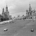 balra a Kreml, háttérben a Vörös tér és a GUM áruház, jobbra a Vaszilij Blazsennij-székesegyház.