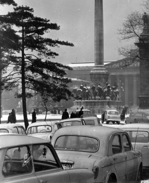 Hősök tere az Olof Palme sétány (Népstadion út) felől nézve, háttérben a Szépművészeti Múzeum.