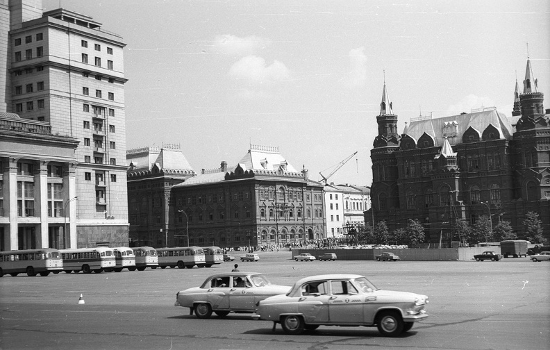 Manézs tér, balra a Moszkva Szálló.