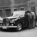 Szabó Ervin tér (Baross utca), a Justitia-kút (csak a széle látszik) előtt egy Rolls-Royce Silver Cloud III tipusú személygépkocsi.