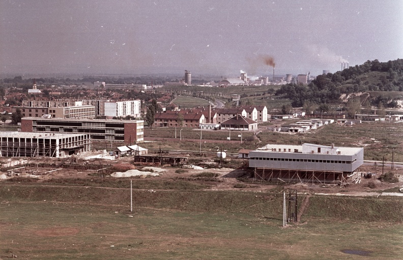 Panorámakép az épülő városról a Városi Kórház tetejéről nézve. Háttérben a Borsodi Vegyi Kombinát (ma BorsodChem) komplexuma.