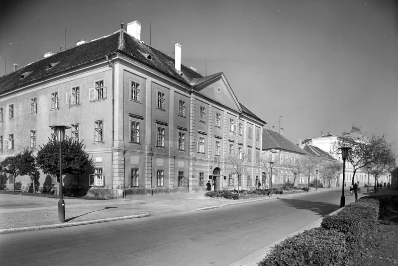 Szily János utca a Berzsenyi tér felől, előtérben az Egyházmegyei Könyvtár (egykori szemináriumi épület).