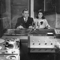 a Magyar Rádió stúdiója, Dömök Gábor és Kertész Zsuzsa rádióbemondók.