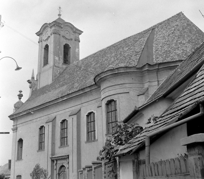 Péter-Pál templom a Kucsera Ferenc (Május 1.) utca és a Péter-Pál utca sarkán.