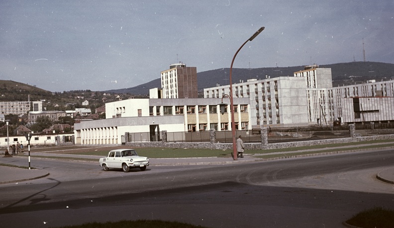 Radnóti utca - Építők útja kereszteződése, jobbra hátul az Ipari Iskola, mai nevén Éltes Mátyás Iskola.
