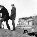 Andor Tamás operatőr és Schiffer Pál filmrendező. Land Rover IIa Station Wagon típusú terepjáró. A kép az Ellenérvek c. film forgatásakor készült.