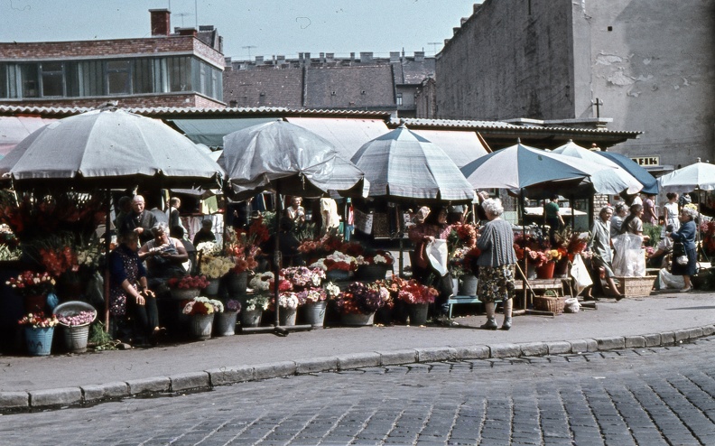 Fény utcai piac, virágárusok a Retek utcai oldalon.