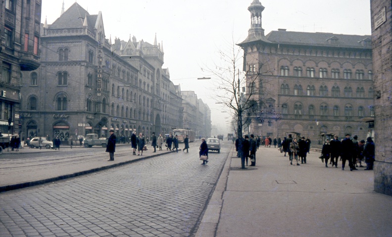 Rákóczi út, balra a Luther utca, jobbra a Szövetség utca torkolata.