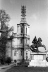 Lehel vezér tér, Huszárszobor (Pongrácz Szigfrid, 1926.), mögötte a Nagyboldogasszony templom, melynek tornyán az 1956-os sérüléseket állítják helyre.