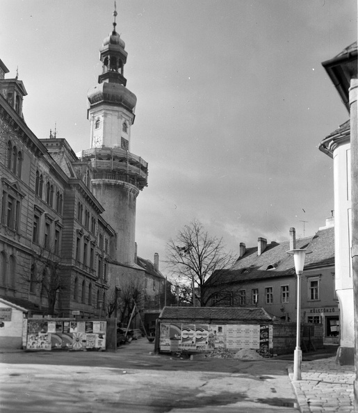 Előkapu, balra a Városháza, szemben a Tűztorony.