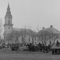 Petőfi tér, Sarlós Boldogasszony templom, mellette a plébániahivatal.