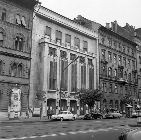 Erzsébet (Lenin) körút, Madách Színház.